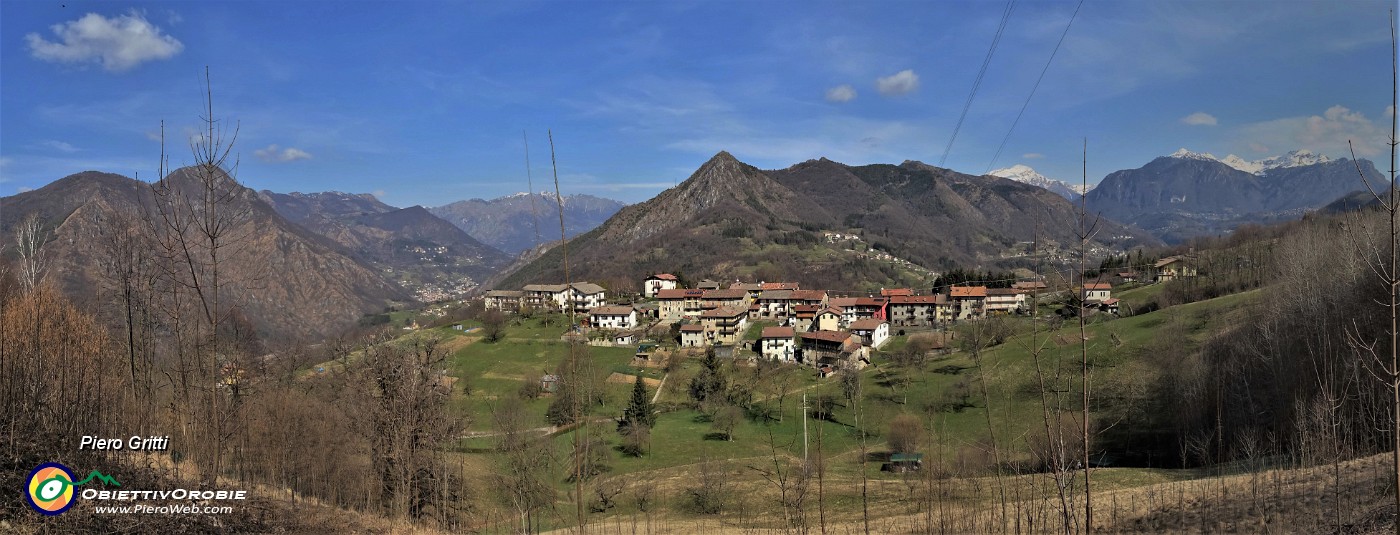 49 Camonier, bella contrada con vista panoramica sui monti della Val Serina .jpg